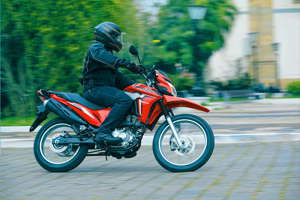 Com novo design, Honda Bros 2022 quer se manter entre as motos mais vendidas