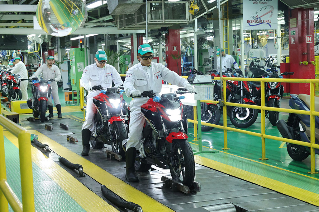 Honda Motos: Liderança e Inovação Marcando 2023 com Recorde de Vendas e Expansão